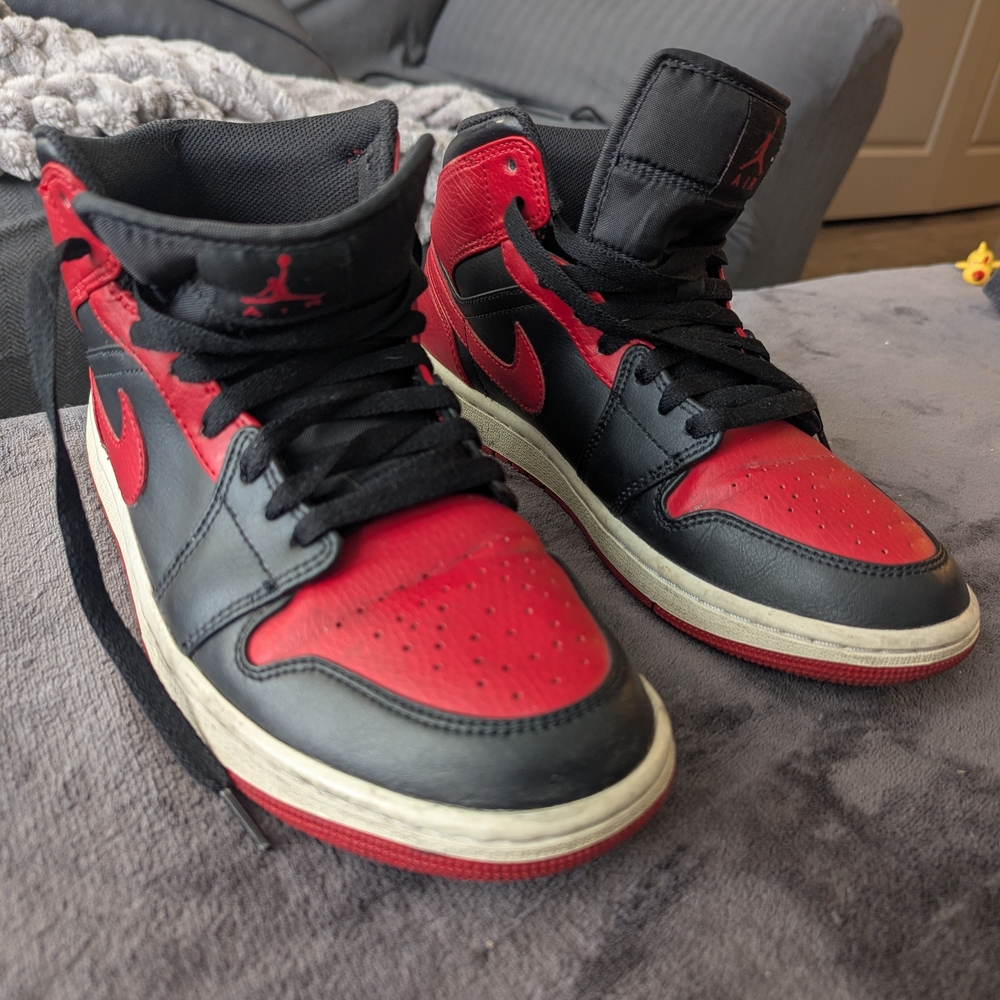 Jordan Men's Black and Red Sneakers